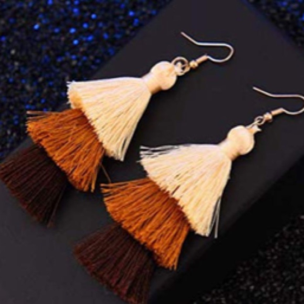 💋4/$25💋🍁Tiered Tassel Earrings- Beige/tans!!🍁